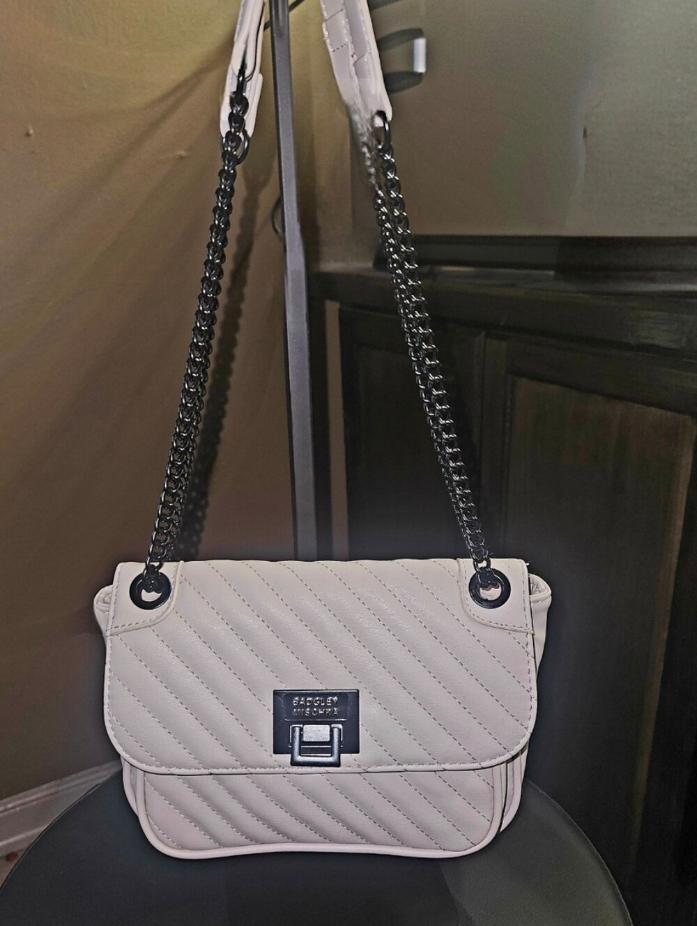💥Sale💥Badgley Mischka Quilted White Shoulder Bag with Black Chain Strap